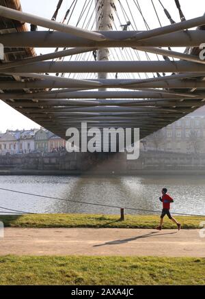 Cracovia. Cracovia. Polonia. Ponte Di Bernatka Sopra La Vistola. Un ponte per pedoni e ciclisti. Foto Stock