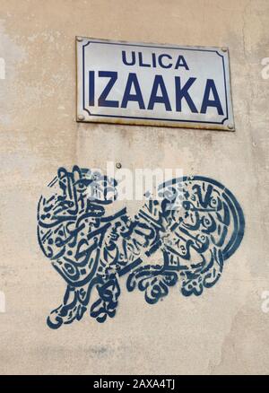 Cracovia. Cracovia. Polonia. Kazimierz, ex quartiere ebraico. La calligrafia islamica Shiite graffiti sotto il piatto del tle con il nome di Isaac Street. Foto Stock