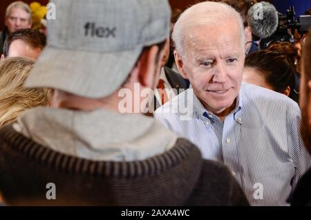 L'ex vice presidente degli Stati Uniti Joe Biden saluta gli elettori a Hampton, N.H., USA, durante la primaria presidenziale del New Hampshire, il 9 febbraio 2020. Foto Stock