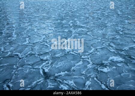 Mare congelato e ghiaccio rotto a Chicago Foto Stock