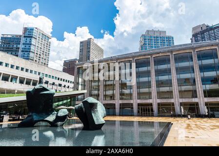 New York City, USA - 3 agosto 2018: Piscina a sfioro della piscina Paul Milstein e terrazza che circonda la famosa scultura di Henry Moore, Riclining Figure, w Foto Stock