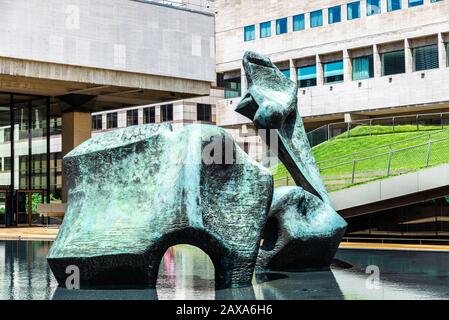 New York City, USA - 3 agosto 2018: Piscina a sfioro della piscina Paul Milstein e terrazza che circonda la famosa scultura di Henry Moore, Riclining Figure lo Foto Stock