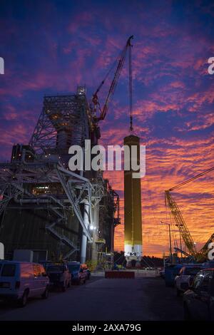 Tutti gli occhi sono a sud del Mississippi con la consegna e l'installazione di questo mese di NASA Space Launch System (SLS) razzo primo stadio centrale per Stennis Space Center per una pietra miliare Green Run serie di test prima del suo volo Artemis I. Il test Green Run sarà il primo test integrato top-to-bottom dei sistemi della fase prima del suo volo inaugurale. I test saranno condotti sullo stand di prova B-2 a Stennis, situato vicino a Bay St. Louis, Mississippi, e sul più grande sito di test di propulsione a razzo della nazione. I test Green Run avranno luogo nel corso di diversi mesi e culmineranno con un test di otto metri Foto Stock