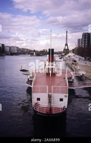 PRINCESS ELISABETH PADDLE STEAMER 1926 COSTRUITO DI GIORNO ESTATE (NORTHAM) E L'USO DA PARTE DELL'ISOLA DI WHIGHT E SOUTH OF ENGLAND ROYAL MAIL - IMPEGNARSI NELLA DINAMOOPERAZIONE A DUNKERQUE DURANTE LA SECONDA GUERRA MONDIALE - NEI PRIMI 90S LA NAVE È STATA ACQUISTATA E RESTAURATA DALLA CHAMBRE SYNDICALE DI TYPOGRAFIQUE E RIMANERE SUL FIUME SENNA A PARIGI PER ALCUNI ANNI PRIMA DI ESSERE IN VENDITA ALLA CITTÀ DI DUNKERQUE - BARCA PARIGI - NAVE STORICA INGLESE - STORIA FRANCESE - SLIDE COLORE © FRÉDÉRIC BEAUMONT Foto Stock