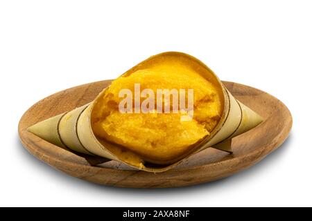 Dessert locale di stile Thai Toddy Palm Cake in un piatto di legno su sfondo bianco con percorso di ritaglio Foto Stock