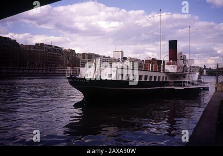 PRINCESS ELISABETH PADDLE STEAMER 1926 COSTRUITO DI GIORNO ESTATE (NORTHAM) E L'USO DA PARTE DELL'ISOLA DI WHIGHT E SOUTH OF ENGLAND ROYAL MAIL - IMPEGNARSI NELLA DINAMOOPERAZIONE A DUNKERQUE DURANTE LA SECONDA GUERRA MONDIALE - NEI PRIMI 90S LA NAVE È STATA ACQUISTATA E RESTAURATA DALLA CHAMBRE SYNDICALE DI TYPOGRAFIQUE E RIMANERE SUL FIUME SENNA A PARIGI PER ALCUNI ANNI PRIMA DI ESSERE IN VENDITA ALLA CITTÀ DI DUNKERQUE - BARCA PARIGI - NAVE STORICA INGLESE - STORIA FRANCESE - SLIDE COLORE © FRÉDÉRIC BEAUMONT Foto Stock