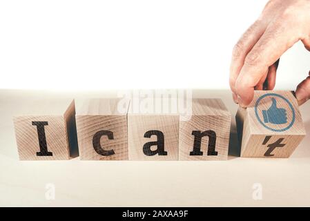 Cambiare il testo non posso su blocchi di legno, concetto di motivazione Foto Stock