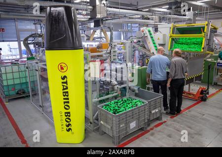 05 dicembre 2019, Baviera, Weißenburg: Gli evidenziatori del marchio Schwan Stabilo (Schwanhäußer GmbH & Co. KG), sono stampati con la scritta 'stabilo Boss' nella produzione dell'azienda. Foto: Daniel Karmann/Dpa Foto Stock