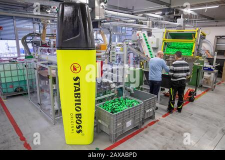 05 dicembre 2019, Baviera, Weißenburg: Gli evidenziatori del marchio Schwan Stabilo (Schwanhäußer GmbH & Co. KG), sono stampati con la scritta 'stabilo Boss' nella produzione dell'azienda. Foto: Daniel Karmann/Dpa Foto Stock