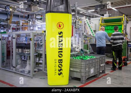 05 dicembre 2019, Baviera, Weißenburg: Gli evidenziatori del marchio Schwan Stabilo (Schwanhäußer GmbH & Co. KG), sono stampati con la scritta 'stabilo Boss' nella produzione dell'azienda. Foto: Daniel Karmann/Dpa Foto Stock