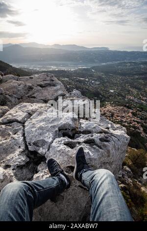 Punto di vista dal punto panoramico sulla cima del Baou di Saint Jeannet, che si affaccia sulla Costa Azzurra Bay Foto Stock