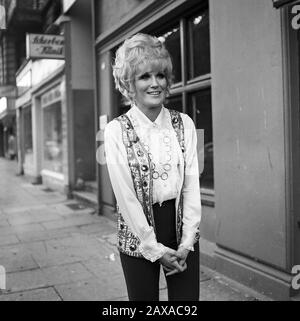 Dusty Springfield, britische Pop- und Soulsängerin, bei einem Besuch ad Amburgo vor der 'Scherbenklinik' a Elmsbüttel, Deutschland 1970. Il cantante pop e soul britannico Polveroso Springfield in visita ad Amburgo, Germania 1970. Foto Stock