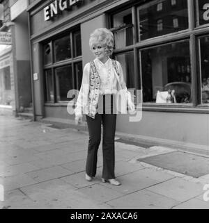 Dusty Springfield, britische Pop- und Soulsängerin, bei einem Besuch ad Amburgo vor der 'Scherbenklinik' a Elmsbüttel, Deutschland 1970. Il cantante pop e soul britannico Polveroso Springfield in visita ad Amburgo, Germania 1970. Foto Stock