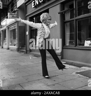 Dusty Springfield, britische Pop- und Soulsängerin, bei einem Besuch ad Amburgo vor der 'Scherbenklinik' a Elmsbüttel, Deutschland 1970. Il cantante pop e soul britannico Polveroso Springfield in visita ad Amburgo, Germania 1970. Foto Stock