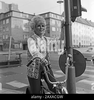 Dusty Springfield, britische Pop- und Soulsängerin, bei einem Besuch ad Amburgo auf dem Fahrrad, Deutschland 1970. Il cantante pop e soul britannico Dusty Springfield guida una bicicletta mentre visita Amburgo, Germania 1970. Foto Stock