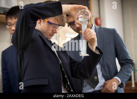 ‘studenti di chimica a livello’ durante una lezione pratica in una scuola secondaria, Regno Unito Foto Stock
