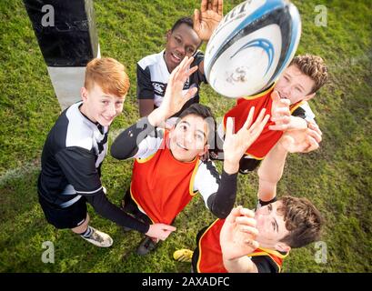 Ragazzi di tredici anni che giocano a rugby in una scuola secondaria, Regno Unito Foto Stock