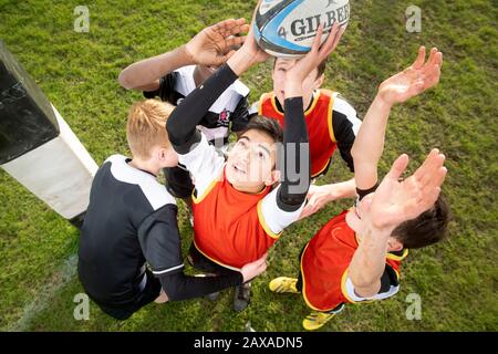 Ragazzi di tredici anni che giocano a rugby in una scuola secondaria, Regno Unito Foto Stock