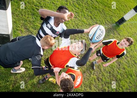 Ragazzi di tredici anni che giocano a rugby in una scuola secondaria, Regno Unito Foto Stock