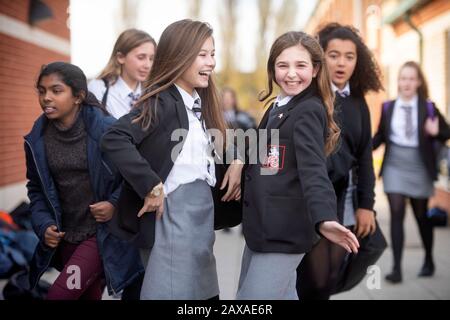 Ragazze junior in una scuola secondaria, Regno Unito Foto Stock