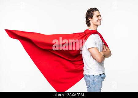 concetto di potere e di gente - uomo felice nel capo del supereroe rosso sopra bianco Foto Stock