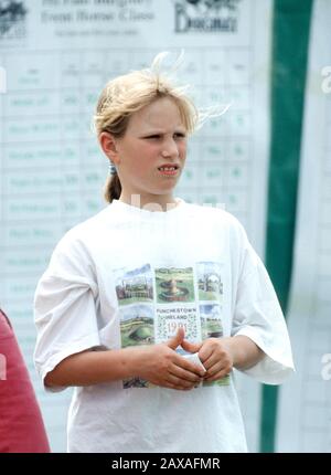 Zara Phillips Guarda Le Prove Del Cavallo Di Windsor, Inghilterra Aprile 1991 Foto Stock