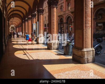 Bologna, Italia – 27 giugno 2019: Celebri portici in Via dell’Indipendenza al mattino Foto Stock