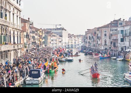 La vista del canale di Rio di Cannaregio, dove si è conclusa la sfilata d'acqua della Festa Veneziana sull'acqua. Il carnevale durerà fino a febbraio 25th. (Foto Di Gentian Posovina/Pacific Press) Foto Stock