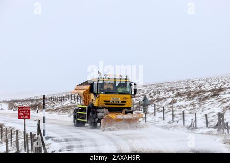 B6277, Alston to Middleton-in-Teesdale Road, Cumbria, Regno Unito. 11th febbraio 2020. Meteo Regno Unito. Con un avvertimento meteo giallo in vigore per neve e ghiaccio, un spazzaneve lavora per mantenere la strada B6277 passabile sul confine Cumbria/County Durham. Credit: David Forster/Alamy Live News Foto Stock