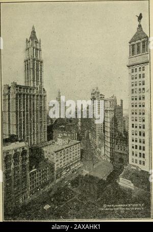 San Valentino di New York; un libro guida, con sei mappe e centosessanta immagini a pagina intera . -, di fronte al grande edificio Singer, sorgeva un gruppo di edifici che ridefinisce un'altra curiosità della vecchia Broadway, i razzi mar. Questo è diventato conosciuto come Oswego Market.It è diventato un grande fastidio e infine il CommonCouncil ha ordinato la sua rimozione al fronte del fiume vicino a Cort-landt Street, dove ha cambiato il suo nome a WashingtonMarket. Con quel nome ogni newyorkese lo sa, ma 122. Vista unica vicino al centro comunale di New ^ork. L'Ufficio postale, edificio municipale nel midd Foto Stock