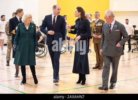 (Da sinistra a destra) la duchessa di Cornovaglia, il duca di Cambridge e la duchessa di Cambridge e il principe del Galles durante una visita al Defense Medical Rehabilitation Center Stanford Hall, Stanford on Soar, Loughborough, dove si sono incontrati con pazienti e personale e hanno fatto un tour della palestra e del laboratorio di protesi. Foto Stock