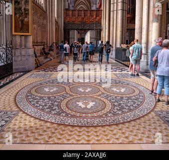 Colonia, Germania. Circa Novembre 2019. All'interno della chiesa gotica del Duomo di San Pietro . Dettagli dei mosaici sul pavimento Foto Stock