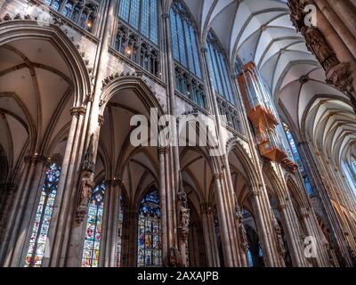 Colonia, Germania. Circa Novembre 2019. All'interno della chiesa gotica del Duomo di San Pietro . Dettagli delle sculture, colonne, archi e finestre Foto Stock