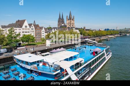 Colonia, Germania. Circa Novembre 2019. Bellissimo paesaggio urbano di Colonia, Germania con un traghetto e la cattedrale e la grande chiesa di San Martino nel backgro Foto Stock