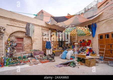 Negozio di souvenir con ceramica, abiti tradizionali e altre cose nella città di argilla di Ait ben Haddou, Marocco Foto Stock