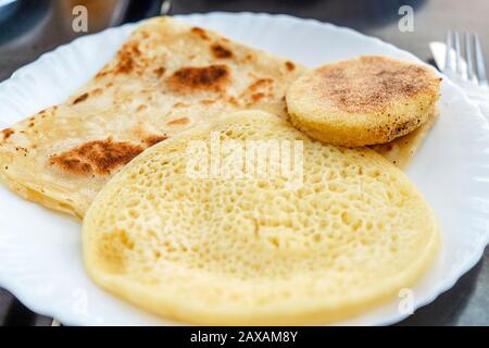 Harsha, Msemen e Beghrir serviti su piatto bianco - cibo tradizionale in Marocco Foto Stock