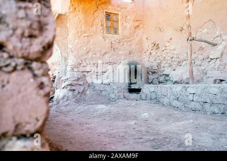 Antica stufa tradizionale nella città di argilla di Ait ben Haddo sotto gli auspici dell'UNESCO, Marocco Foto Stock