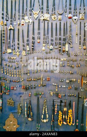 Gioielli marocchini come orecchini e collane su un negozio di esposizione, Ait ben Haddou. Foto Stock