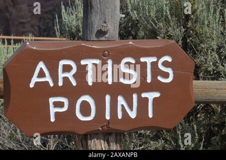 Fruita, COLORADO - 23 GIUGNO 2016: Artists Point Overlook Sign Along Rim Rock Drive nel Colorado National Monument Foto Stock