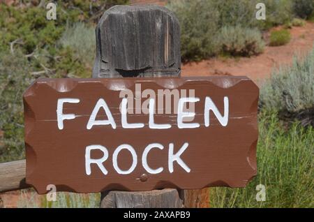 Fruita, COLORADO - 23 GIUGNO 2016: Fallen Rock Overlook Sign Along Rim Rock Drive nel Colorado National Monument Foto Stock