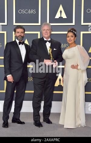 Los Angeles, Stati Uniti. 09th Feb, 2020. Oscar Isaac, Donald Sylvester (miglior editore di suoni per 'le Mans 66 - contro Ogni Chance/Ford v Ferrari') e Salma Hayek nella sala stampa dei Premi annuali dell'Accademia 2020/92nd presso l'Hollywood & Highland Center. Los Angeles, 9 febbraio 2020 | utilizzo credito mondiale: DPA/Alamy Live News Foto Stock