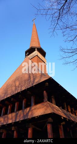 Tradizionale rumeno Maramures chiesa ortodossa di legno o monastero con alta torre. Simbolo di fede per il cristianesimo. Gesù Cristo chuch Foto Stock