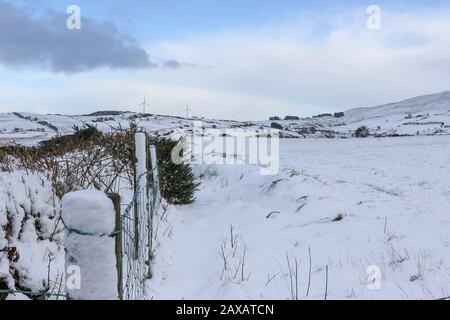 Finnis, County Down, Nord, Irlanda. 11th Feb, 2020. Tempo nel Regno Unito: Forti accumuli di neve su terreni alti alle colline di Dromara nella contea Giù. Con le docce pesanti che soffiano attraverso più seguirà durante la notte e in domani prima che le temperature aumentino di nuovo. Credito: David Hunter/Alamy Live News Foto Stock