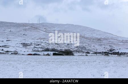 Finnis, County Down, Nord, Irlanda. 11th Feb, 2020. Tempo nel Regno Unito: Forti accumuli di neve su terreni alti alle colline di Dromara nella contea Giù. Con le docce pesanti che soffiano attraverso più seguirà durante la notte e in domani prima che le temperature aumentino di nuovo. Credito: David Hunter/Alamy Live News Foto Stock