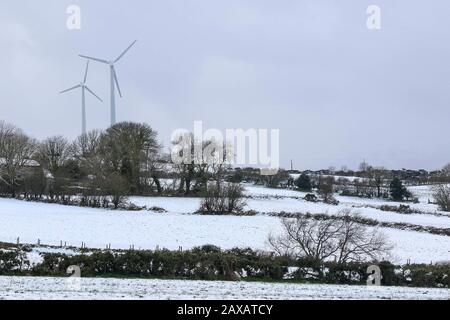 Finnis, County Down, Nord, Irlanda. 11th Feb, 2020. Tempo nel Regno Unito: Forti accumuli di neve su terreni alti alle colline di Dromara nella contea Giù. Con le docce pesanti che soffiano attraverso più seguirà durante la notte e in domani prima che le temperature aumentino di nuovo. Credito: David Hunter/Alamy Live News Foto Stock