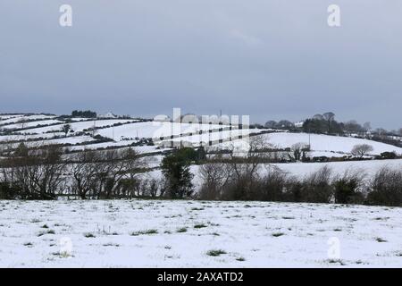 Finnis, County Down, Nord, Irlanda. 11th Feb, 2020. Tempo nel Regno Unito: Forti accumuli di neve su terreni alti alle colline di Dromara nella contea Giù. Con le docce pesanti che soffiano attraverso più seguirà durante la notte e in domani prima che le temperature aumentino di nuovo. Credito: David Hunter/Alamy Live News Foto Stock