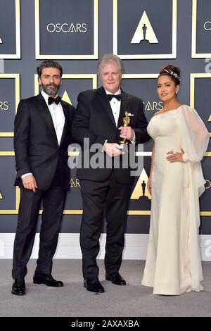 Los Angeles, Stati Uniti. 09th Feb, 2020. Oscar Isaac, Donald Sylvester (miglior editore di suoni per 'le Mans 66 - contro Ogni Chance/Ford v Ferrari') e Salma Hayek nella sala stampa dei Premi annuali dell'Accademia 2020/92nd presso l'Hollywood & Highland Center. Los Angeles, 9 febbraio 2020 | utilizzo credito mondiale: DPA/Alamy Live News Foto Stock