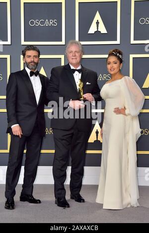 Los Angeles, Stati Uniti. 09th Feb, 2020. Oscar Isaac, Donald Sylvester (miglior editore di suoni per 'le Mans 66 - contro Ogni Chance/Ford v Ferrari') e Salma Hayek nella sala stampa dei Premi annuali dell'Accademia 2020/92nd presso l'Hollywood & Highland Center. Los Angeles, 9 febbraio 2020 | utilizzo credito mondiale: DPA/Alamy Live News Foto Stock