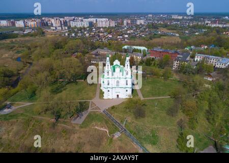 Cattedrale di Santa Sofia sullo sfondo del moderno paesaggio urbano in una soleggiata giornata di aprile. Polotsk, Bielorussia Foto Stock