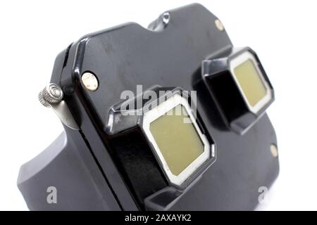 Visualizzatore di diapositive master con visualizzazione stereoscopica in metallo vintage, vista frontale, isolato su sfondo bianco, primo piano Foto Stock